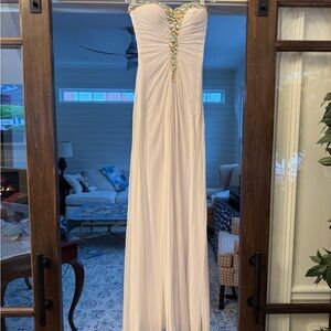 Elegant White Strapless Dress